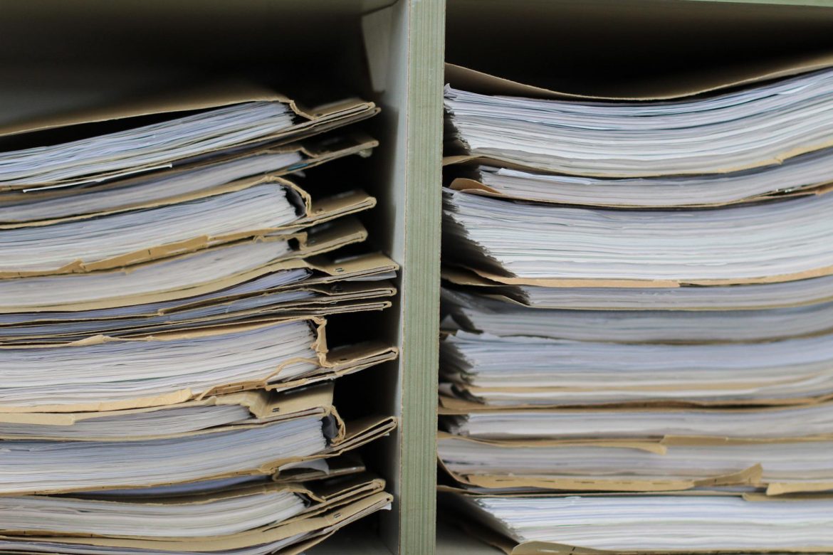 Jak poprawnie archiwizować dokumenty księgowe? Terminy i zasady
